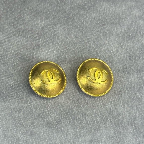 CHANEL Vintage 1994 Gold Plated CC Clip On Earrings STUNNING! - Picture 5 of 12